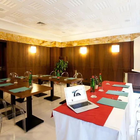 Hotel Naples فندق